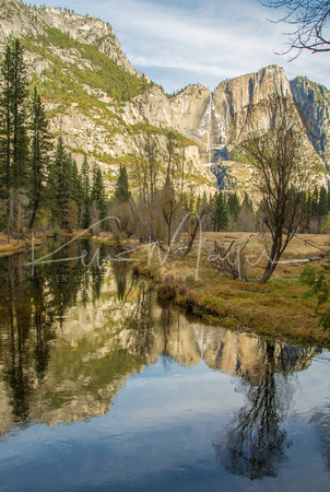 Yosemite_Falls_Reflection_in_Merced_River_Fall